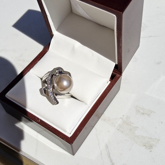 Silver and Cream Pearl Ring with Leaf Design - Picture 5 of 9